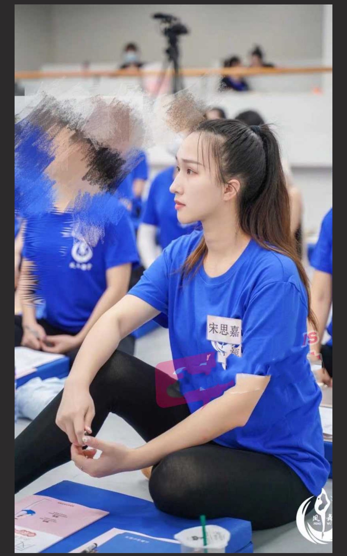 漂亮美眉吃鸡啪啪 身材娇小 在家被黑祖宗大肉棒无套输出 射了满满一骚穴精液 射了还能操还能射 黑吊真是猛