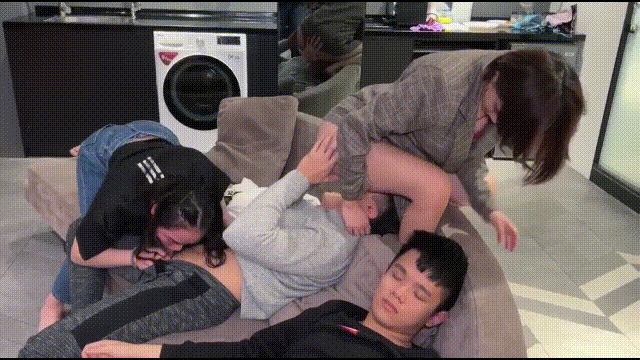 【重磅群交】夫妻交流群线下聚会性轰趴群交三部曲，直击换妻淫乱现场，场面堪比岛国A片，超级淫乱(3V)