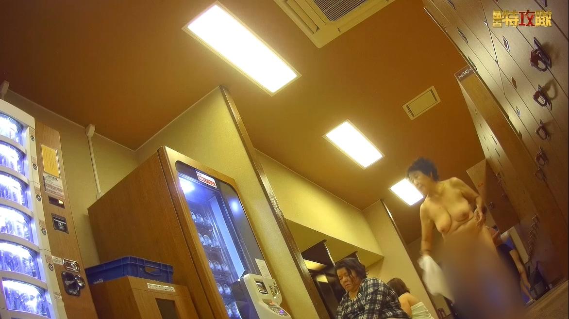 【贵在真实】温泉洗浴酒店女士间内部春光，多个年龄段的女性，一丝不挂活动，太养眼了