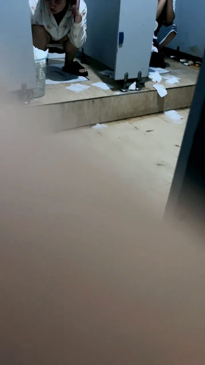 风骚学妹在宿舍里偷偷的骚好刺激，在下铺拉个帘脱光光揉奶抠逼还要应付同室友聊天，去公厕还给直播同学入厕
