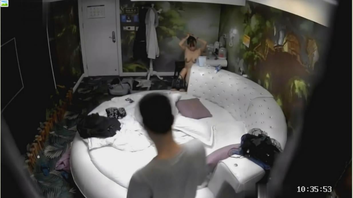 安防酒店摄像头偷拍眼镜哥出差约会异地工作女友开房还挺会玩的换上情趣内衣黑丝高跟玩了两天 - 截图8
