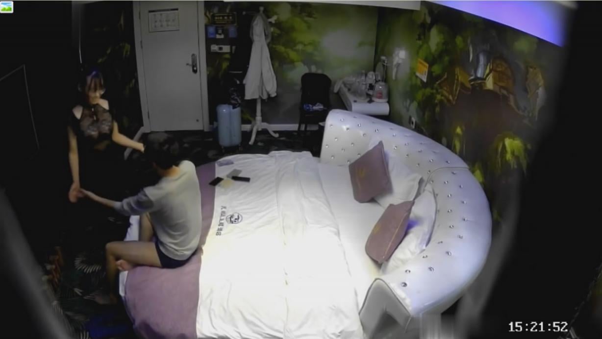 安防酒店摄像头偷拍眼镜哥出差约会异地工作女友开房还挺会玩的换上情趣内衣黑丝高跟玩了两天 - 截图1