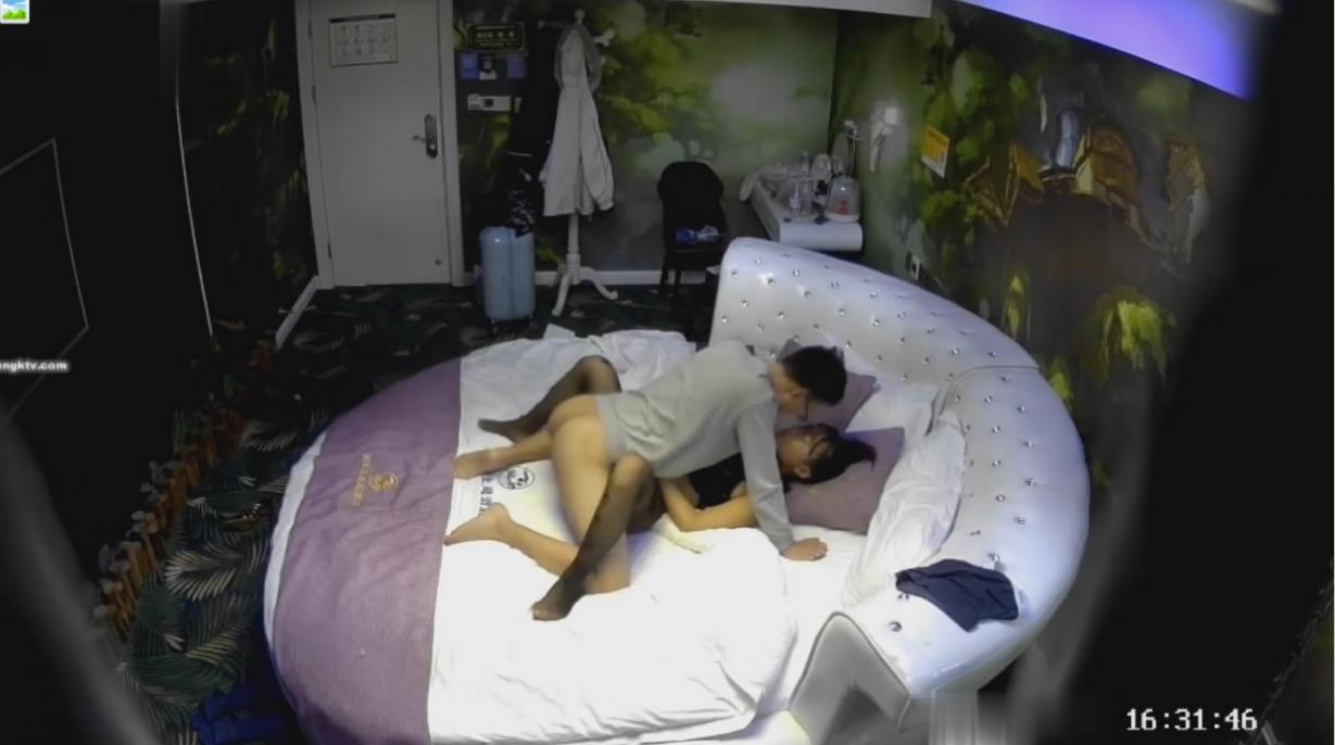 安防酒店摄像头偷拍眼镜哥出差约会异地工作女友开房还挺会玩的换上情趣内衣黑丝高跟玩了两天 - 截图6