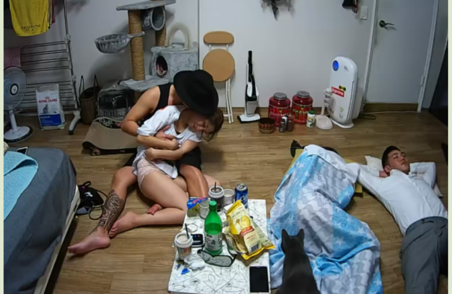 黑客破解家庭网络摄像头偷拍几个朋友聚餐灌醉美女闺蜜和她男友上床给她舔穴后入干她骚逼 - 截图3