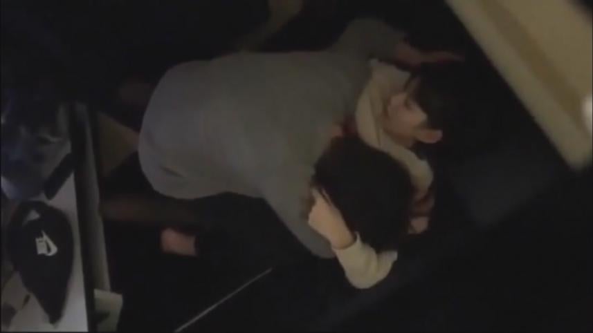 网吧包厢偷拍一对饥渴年轻情侣脱光光在里面做爱估计太冷妹子抗不住穿上衣服继续 - 截图1
