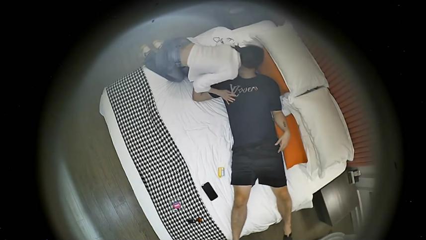 安防酒店摄像头偷拍利用中午午休来吃快餐的男女同事娇小妹子主动脱下裤子坐上鸡巴给男同事泄火 - 截图2