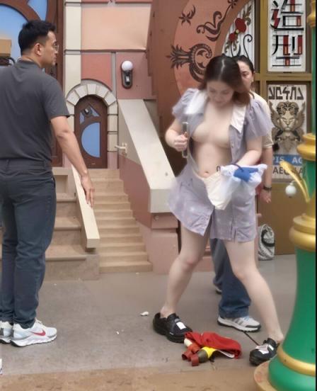 猎奇上海迪斯尼情侣打架完整版 衣服都撕开了(主要看奶子)! - 截图1