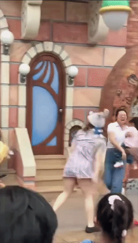 猎奇上海迪斯尼情侣打架完整版 衣服都撕开了(主要看奶子)! - 截图2