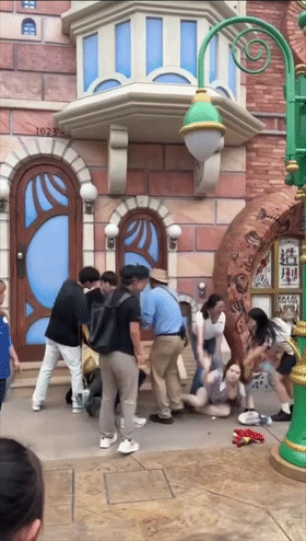 猎奇上海迪斯尼情侣打架完整版 衣服都撕开了(主要看奶子)! - 截图4