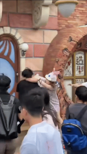 猎奇上海迪斯尼情侣打架完整版 衣服都撕开了(主要看奶子)! - 截图3