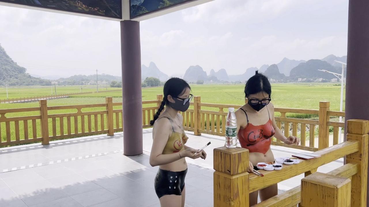天花板露出狂人御姐【cikaimoon】⑧,现代皇帝新装,大白天赤裸裸走路,路人表情亮了(2V) - 截图3