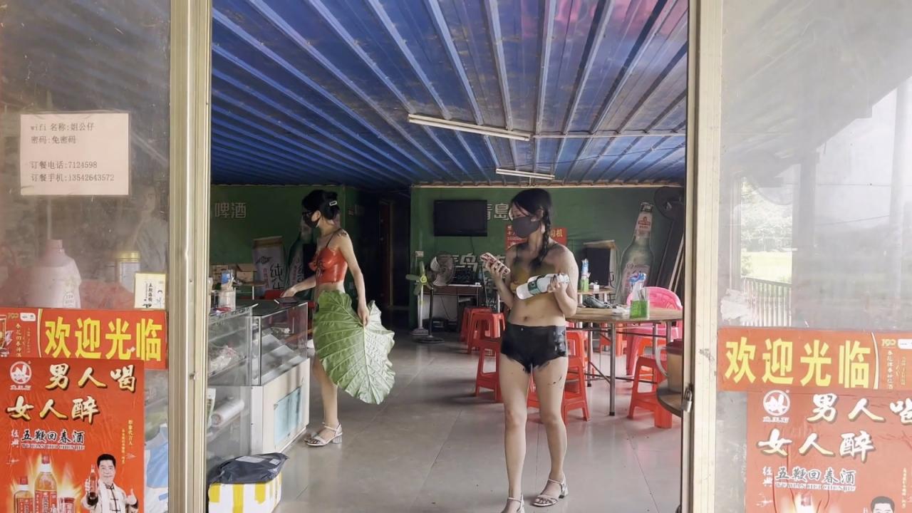 天花板露出狂人御姐【cikaimoon】⑧,现代皇帝新装,大白天赤裸裸走路,路人表情亮了(2V) - 截图5