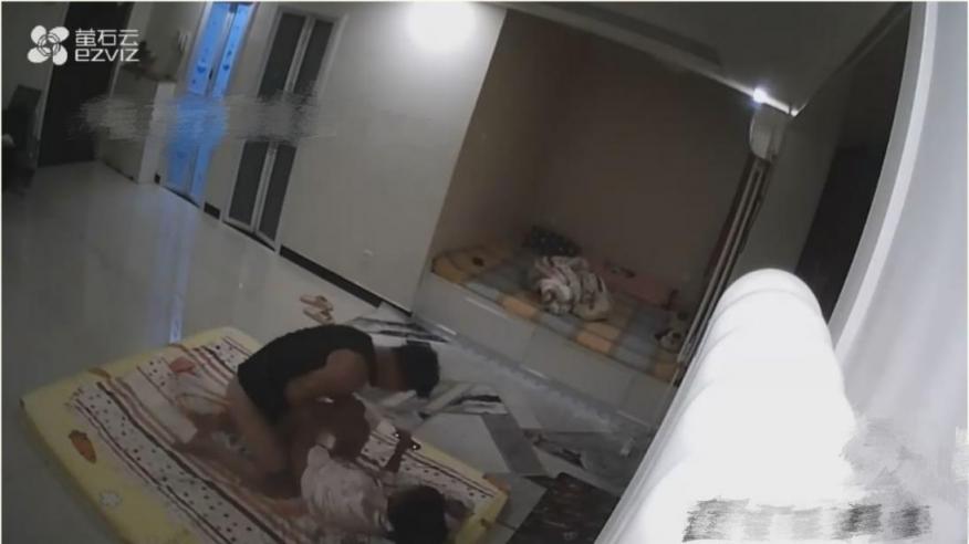 淫母小哥真实小王子历经两年成功上母,强上老妈萤石云摄像头视角,真实乱伦记录偷拍 - 截图5
