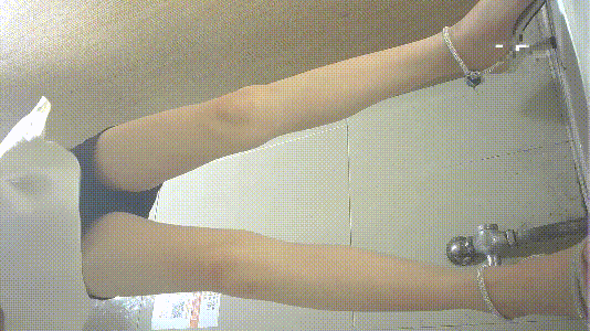 商场女厕全景偷拍几位大长腿美女人美BB嫩