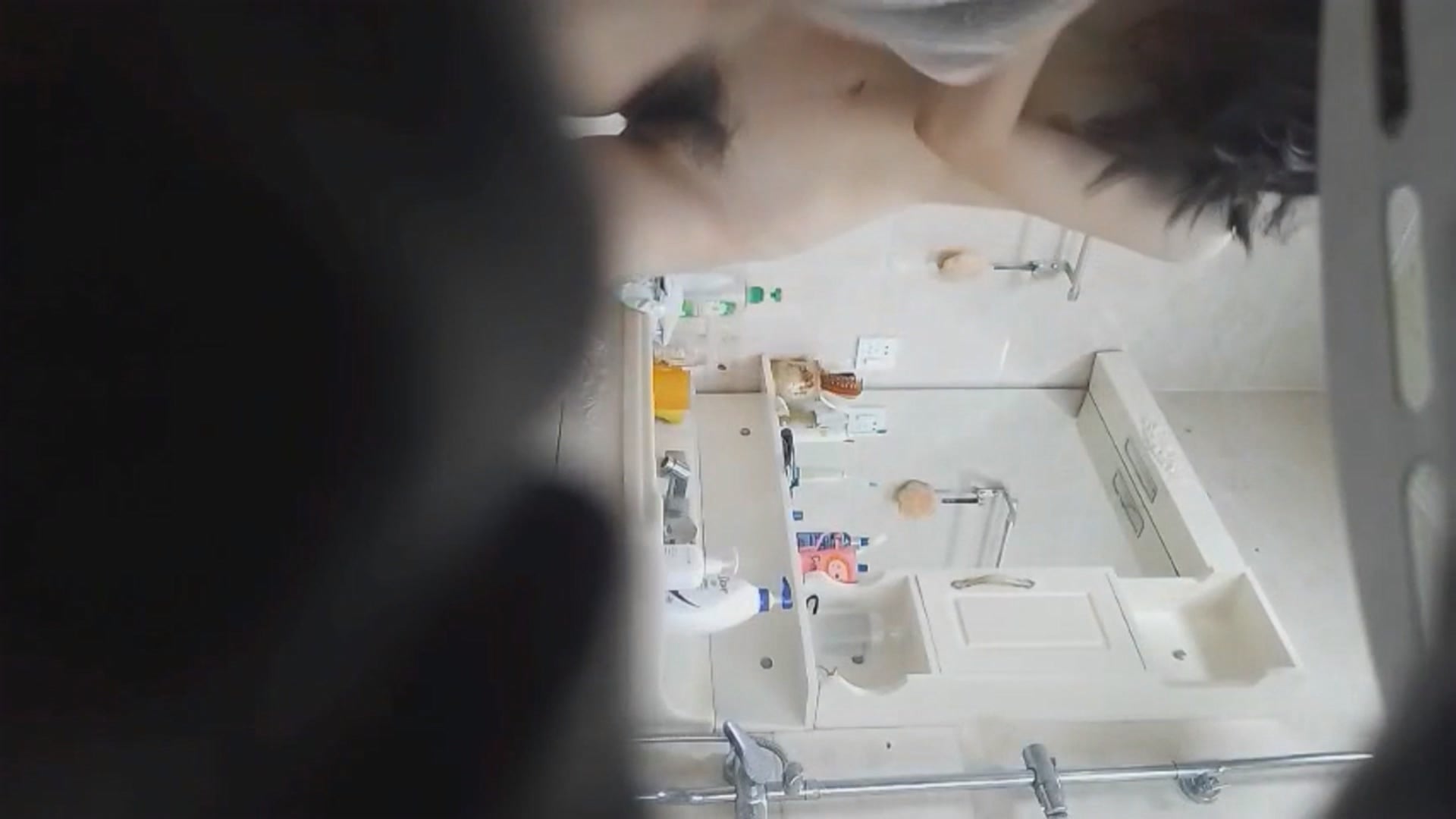 暑假去舅妈家住了一段时间在浴室偷放摄像头偷拍大二贫乳表姐洗澡没想到下面逼毛那么浓密高清无水印版