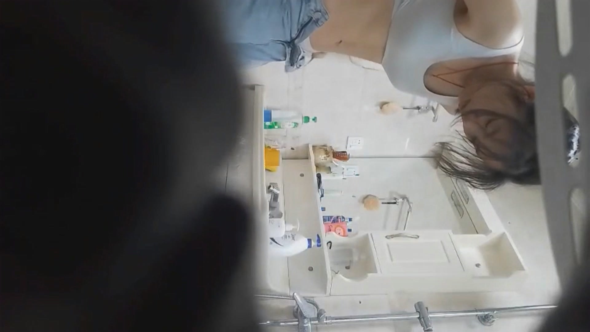 暑假去舅妈家住了一段时间在浴室偷放摄像头偷拍大二贫乳表姐洗澡没想到下面逼毛那么浓密高清无水印版