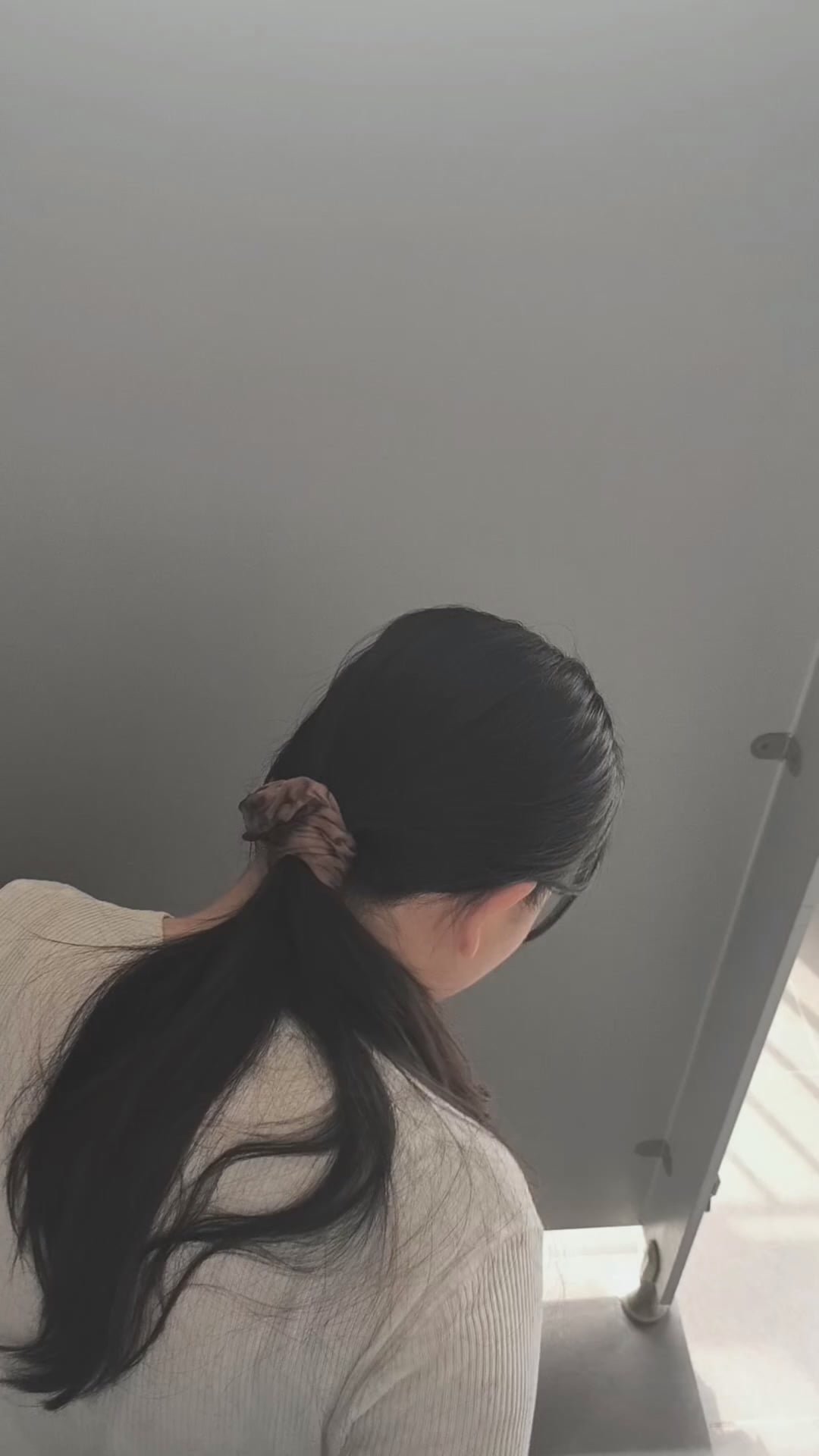 最新流出【抄底厕拍】大神自学贴逼拍摄 摸逼毛超刺激 拍摄难度相当大，非常刺激（13V)