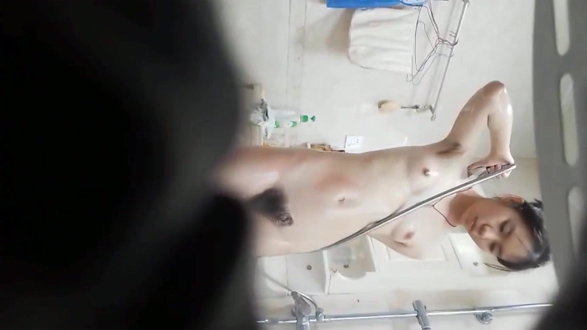 暑假去舅妈家住了一段时间在浴室偷放摄像头偷拍大二贫乳表姐洗澡没想到下面逼毛那么浓密高清无水印版