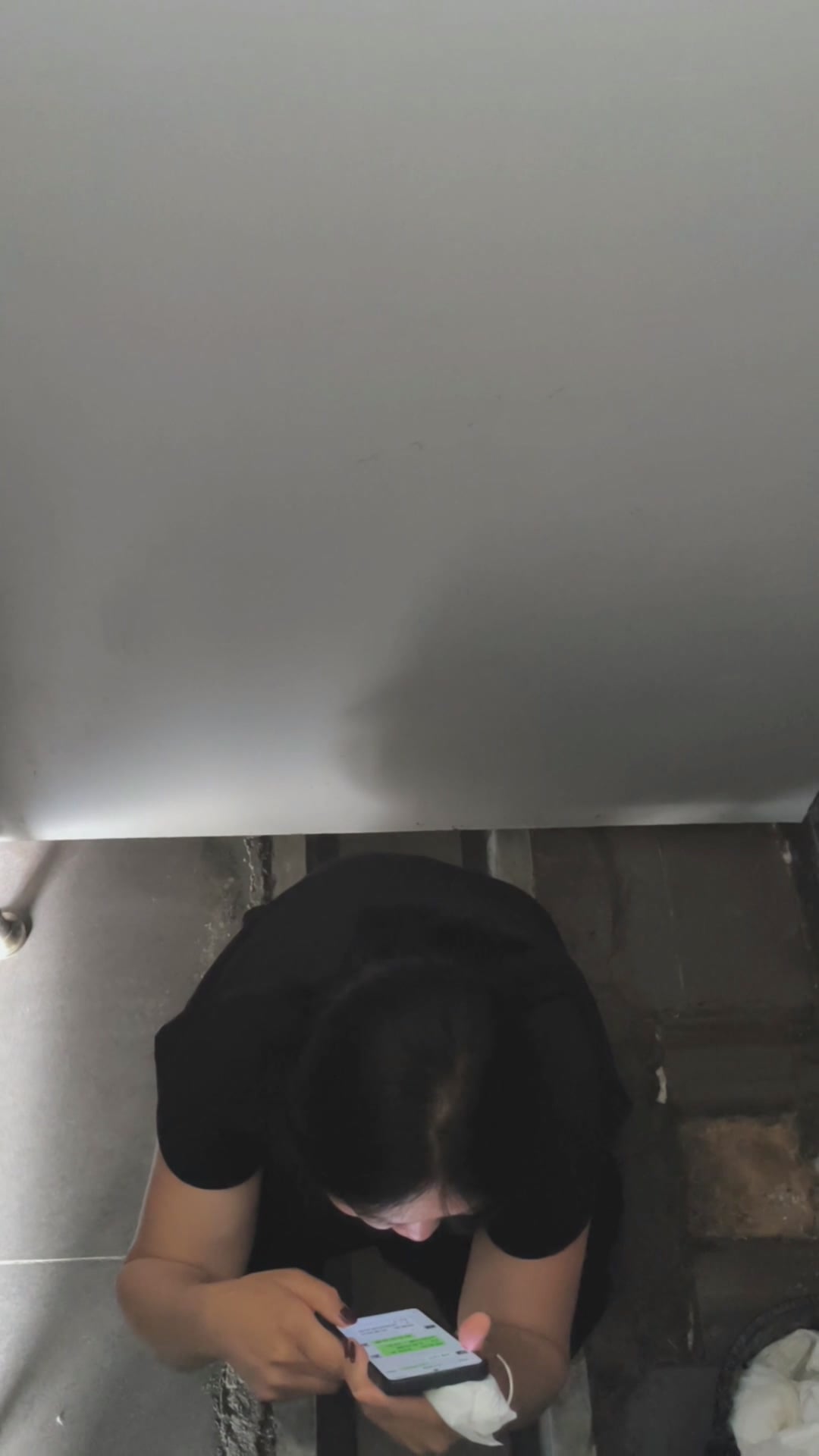 最新流出【抄底厕拍】大神自学贴逼拍摄 摸逼毛超刺激 拍摄难度相当大，非常刺激（13V)