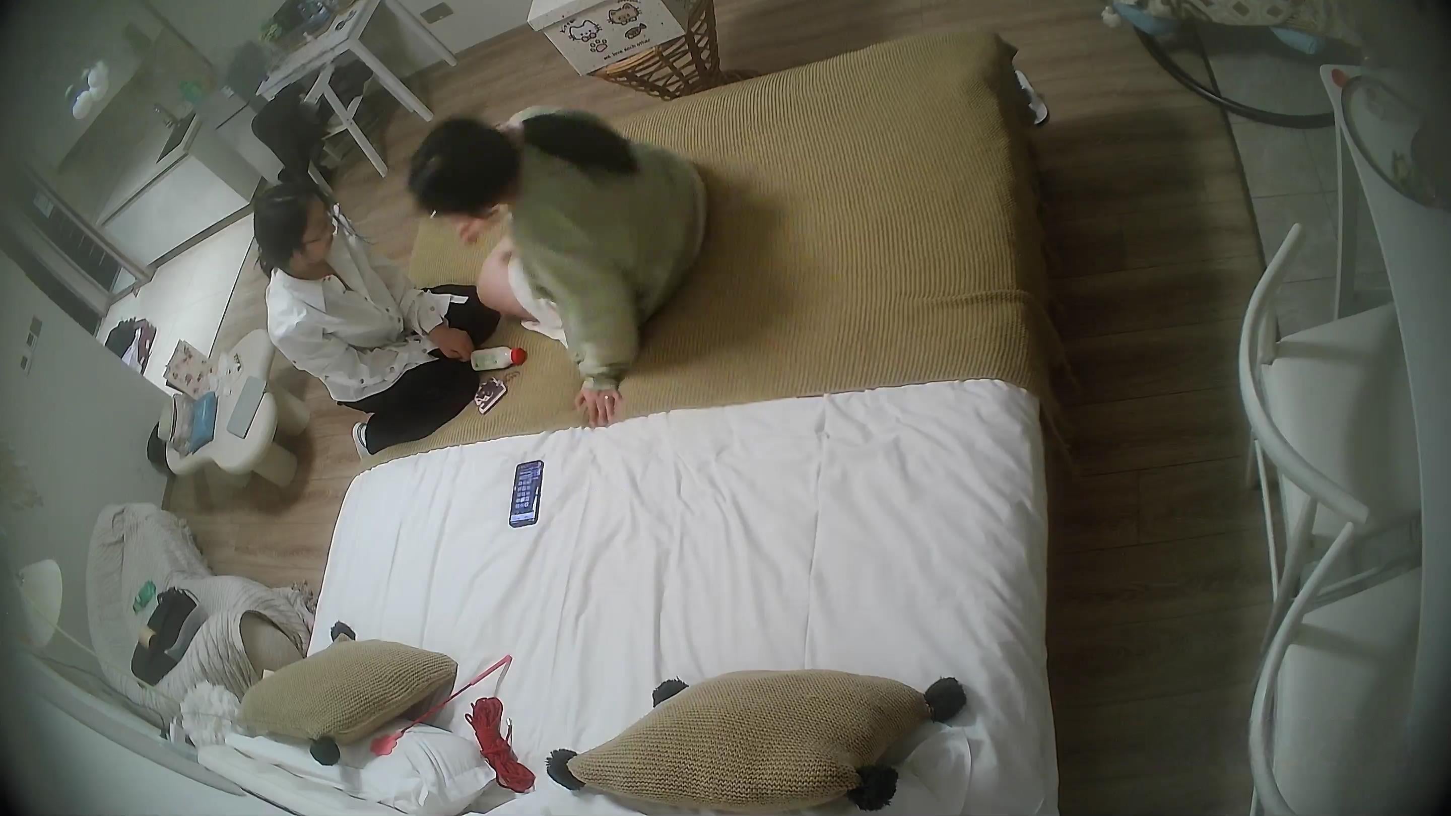 乐橙酒店高清偷拍一对大学生女同挺会玩的带着不少工具五花八门做爱（6V)