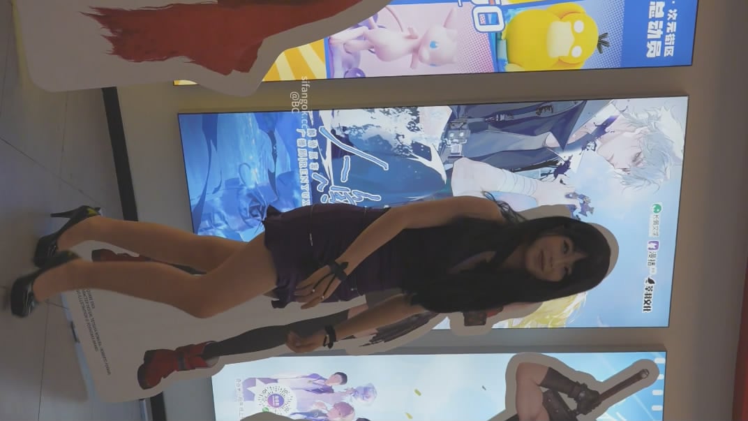 banana cat系列露背礼服小姐姐专心自拍抄底发现小姐姐的内裤也同样性感紫色骚丁带翅膀屁股非常翘.
