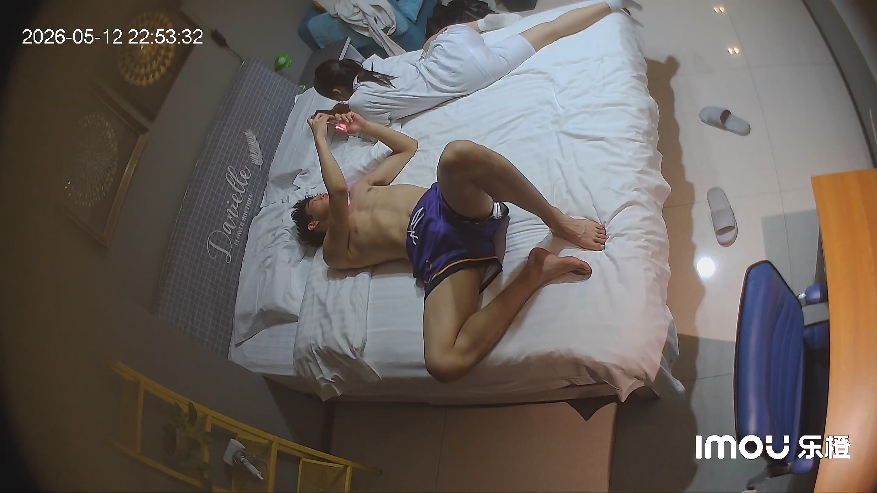 乐橙酒店偷拍练体育的精壮男友把甜美女友顶床角猛射脸上