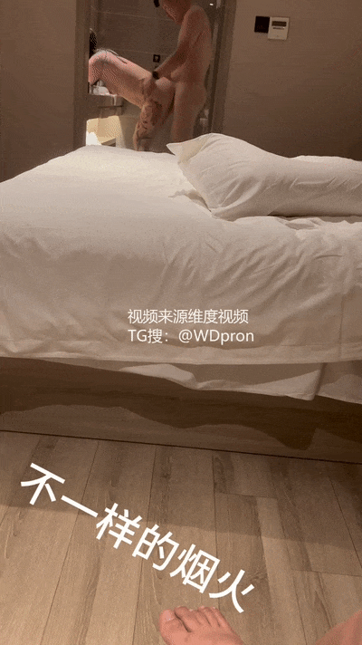 最新，山东老牌熟妇淫妻博主【紫金王朝】单男操老婆，老公一旁欣赏交合处，淫妇满足的大声嚎叫，刺激！
