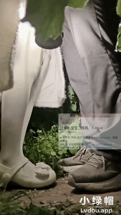 最新，推特淫妻大神【三岁小宝宝】和老公在油菜花田拍露出啪啪，捂住我的嘴不让叫出声