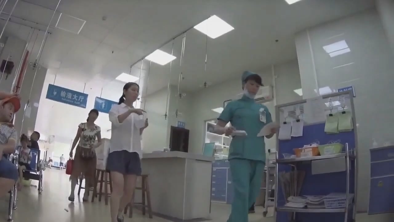 三甲医院注射治疗室实习女护士偷拍几个打针的美女男友陪伴的眼镜妹屁股很性感.