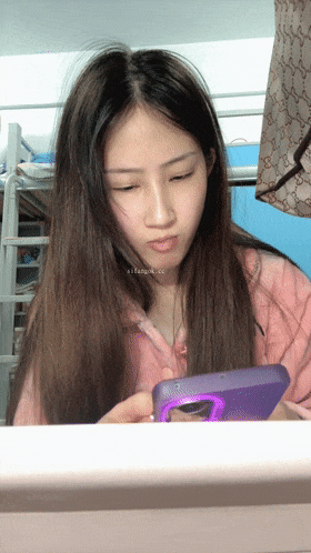 新人211大学研究生美女校花级【小灰灰】在宿舍偷偷露三点，躲在厕所看小视频自慰，清纯反差，颜值很高！