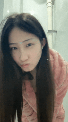 新人211大学研究生美女校花级【小灰灰】在宿舍偷偷露三点，躲在厕所看小视频自慰，清纯反差，颜值很高！