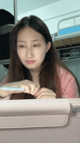 新人211大学研究生美女校花级【小灰灰】在宿舍偷偷露三点，躲在厕所看小视频自慰，清纯反差，颜值很高！