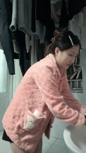 新人211大学研究生美女校花级【小灰灰】在宿舍偷偷露三点，躲在厕所看小视频自慰，清纯反差，颜值很高！
