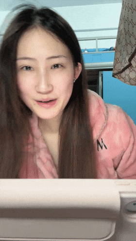 新人211大学研究生美女校花级【小灰灰】在宿舍偷偷露三点，躲在厕所看小视频自慰，清纯反差，颜值很高！