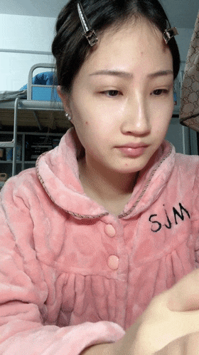 新人211大学研究生美女校花级【小灰灰】在宿舍偷偷露三点，躲在厕所看小视频自慰，清纯反差，颜值很高！